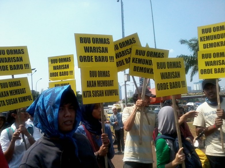 80-an Orang Demo Tolak RUU Ormas di DPR, Lalin Lancar 80-an Orang Demo Tolak RUU Ormas di DPR, Lalin Lancar