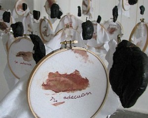 Wanita Ini Jadikan Darah Haidnya Sebagai Karya Seni