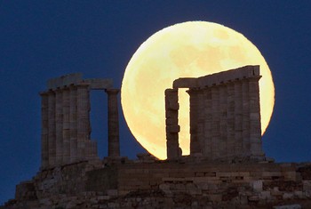     Supermoon menjadi latar belakang yang menarik, menjadikan candi Poseidon di depannya terlihat lebih eksotis. (Kredit foto: Yannis Behrakis/Reuters)