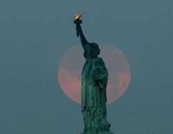 Kecantikan Supermoon dari Pelosok Dunia