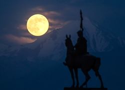 Kecantikan Supermoon dari Pelosok Dunia