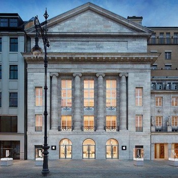     Dibuka pada Mei 2013, ini merupakan Apple Store di Berlin, Jerman. Terlihat mewah dan elegan. (kredit foto: Apple)