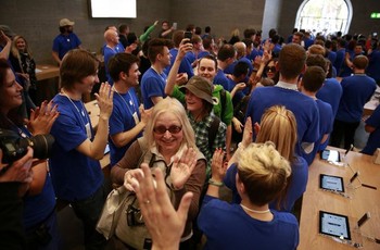     Suasana pembukaan Apple Store di Berlin yang disambut para pengunjung. (kredit foto: Reuters)