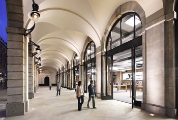     Apple juga memilih lingkungan yang populer bagi wisatawan. Toko ini terletak di Covent Garden, London. (kredit foto: Apple)