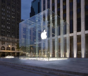     Apple Store yang paling terkenal di New York, AS. Gedung berbentuk kubus dimana terlihat ikon Apple di dalamnya. (kredit foto: Apple)