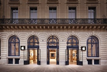     Ini adalah Apple Store di Paris. Disebut Store Opera karena dibangun di sekitar gedung opera yang populer di kota mode tersebut. (kredit foto: Apple)