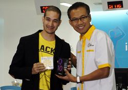 Penyerahan BlackBerry Q10 Indosat-XL Axiata