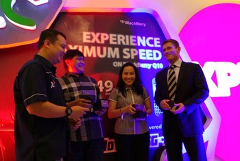 Manager EMC segment XL Alvin Maulana dan Head of Carrier Relations and Sales BlackBerry Jon Borroff bersama pelanggan preorder bundling XL BlackBerry Q10.