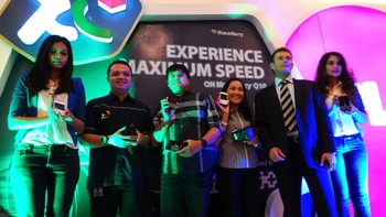 Manager EMC segment XL Alvin Maulana dan Head of Carrier Relations and Sales BlackBerry Jon Borroff berfoto bersama pelanggan preorder bundling XL BlackBerry Q10. Hingga saat ini, pengguna BlackBerry di jaringan milik XL berjumlah lebih dari 3 juta pelanggan dan diperkirakan akan terus naik.