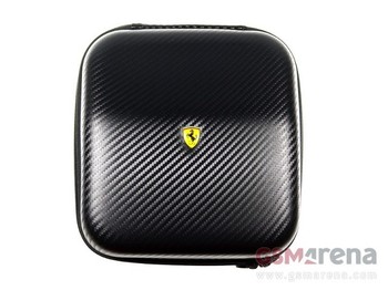     Dalam kemasannya terdapat tas dengan desain elegan berlogo Ferrari. (kredit foto: gsmarena)