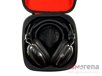Ferrari oleh Logic3 P200 headphone dilengkapi dengan driver audio 50mm besar yang rentang frekuensi respon antara 20 dan 20.000 Hz. Impedansi dan sensitivitas speaker adalah 32 ohm dan 110dB.