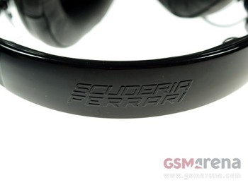     Bagi Anda fans produk Ferrari, mungkin headphone ini dapat menjadi pilihan yang menarik. (kredit foto: gsmarena)