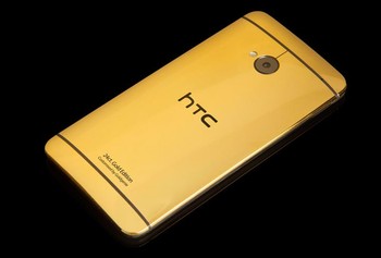     HTC One berlapis emas ini dibuat oleh Goldgenie, dan bukan kali ini saja perusahaan asal Inggris itu membuat ponsel berlapis emas. Sebelumnya mereka sudah melakukan hal serupa terhadap Galaxy S4, iPhone 5, dan BlackBerry Q10. (kredit foto: goldgenie)
