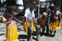 Tifa adalah alat musik pukul khas Papua seperti gendang. Nah, di Danau Sentani, Jayapura, ada tifa keramat berumur ratusan tahun. Tifa ini dibuat dari kulit manusia asli! (Madin/detikTravel)