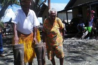 Tifa keramat ini dijaga Eliana Felle dan suaminya Moses. Sebelumnya, tak ada pendatang yang bisa melihat tifa itu karena kesakralannya (Madin/detikTravel)