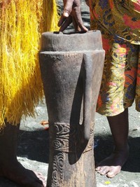 Sejak setahun terakhir, para penduduk Kampung Yobeh mulai sadar potensi wisata yang bisa dimanfaatkan dari benda bersejarah tersebut. Menurut Eliana, tifa ini sudah berumur ratusan tahun dan terbuat dari kulit dada manusia. Tifa ini dipercaya sebagai yang tertua di Papua (Madin/detikTravel)