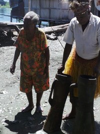 Ada cerita lainnya yang menyebutkan keberadaan satu tifa lagi di Teluk Humbolt, Jayapura. Tifa tersebut juga dipercaya akan berbunyi sama dengan dua tifa lainnya. Menurut Moses, tifa ini dibawa dari tempat leluhur mereka dari Papua Nugini. Kulit manusia dipilih karena kepercayaan kala itu mengharuskannya (Madin/detikTravel)