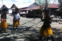 Selain tifa tua, para wisatawan juga bisa melihat tombak kuno yang hanya dipakai saat perang. Kami berharap ada perhatian juga dari dinas untuk membantu fasilitas di kampung ini, kata Moses (Madin/detikTravel)