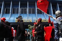 Ratusan demonstran dari Serikat Pekerja Kereta Api Jabodetabek dan Federasi Perjuangan Buruh Indonesia berunjuk rasa di depan kantor PT. KAI Commuter Jabodetabek (KCJ), Stasiun Juanda, Jakarta. Grandyos Zafna/detikfoto     