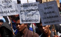 Mereka menuntut PT. KAI dan PT. KCJ untuk menghapuskan sistem kerja kontrak dan outsourcing di PT. KAI dan PT. KCJ.  Grandyos Zafna/detikfoto     