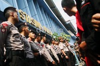 Polisi dari Polres Jakarta Pusat disiagakan di depan Stasiun. Grandyos Zafna/detikfoto
