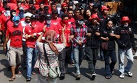 Ratusan demonstran dari Serikat Pekerja Kereta Api Jabodetabek dan Federasi Perjuangan Buruh Indonesia menuntut PT. KAI menghapuskan sistem kerja kontrak dan outsourcing. Grandyos Zafna/detikfoto