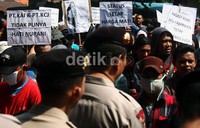 Berdsarkan peraturan menteri tenaga kerja, pegawai loket tidak boleh outsourcing dimulai November. Grandyos Zafna/detikfoto     