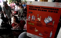 Warga mengantre untuk mengambil dana BLSM di Kantor Pos Kramat    Jati, Jakarta Timur, Selasa (25/6/2013).