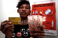 Jumlah yang diterima warga miskin pada pencairan tahap pertama sebesar Rp 300.000. Sebab, pencairan BLSM tahap I langsung dirapel 2 bulan sekaligus (Juli-Agustus).