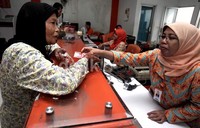 Sebelum menerima dana BLSM, mereka harus terlebih dahulu menyerahkan kartu perlindungan sosial.