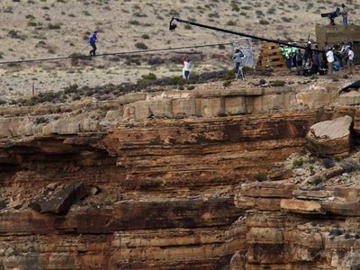Nik Seberangi Jurang Grand Canyon Pakai Tali