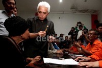 Hatta Rajasa saat meninjau pembagian dana Bantuan Langsung Tunai Sementara Masyarakat (BLSM) di Kantor Pos Kelurahan Kramat Jati.