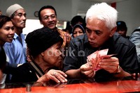 Hatta Rajasa memberikan langsung uang BLSM kepada warga.