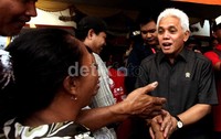 Warga tampak menyalami Hatta Rajasa.