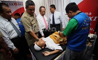 Seorang anak mengikuti sunatan massal.
