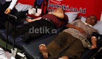 Warga mendonorkan darahnya.