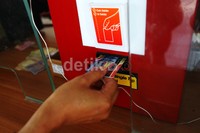 Seorang penumpang mengambil tiket elektronik.