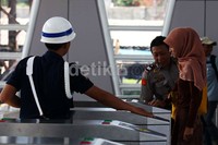 Seorang calon penumpang memasuki Stasiun Bogor.