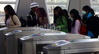 Para calon penumpang memasuki Stasiun Bogor.