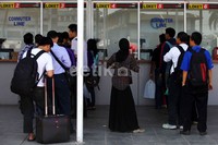 Para calon penumpang mengantre dengan tertib.