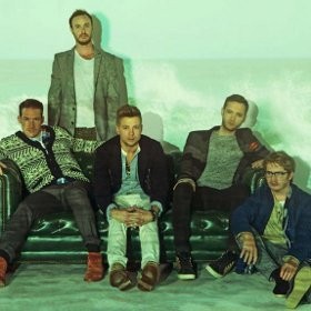 5 Lagu dengan Bunyi Siulan Paling Khas 5 Lagu dengan Bunyi Siulan Paling Khas