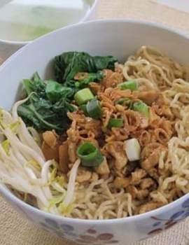 Penjual Mie Kaki Lima Ini Populer Karena Enak dan Murah