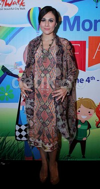 Wulan tampil dengan dress dan luaran bermotif etnik.