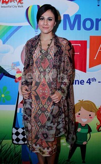 Kalung yang dikenakannya pun menambah kesan etnik pada gaya Wulan Guritno.