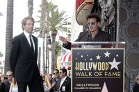 Aktor Johnny Depp memberikan pidato untuk menghormati produser yang sukses dibalik film 'Top Gun' dan 'Pirates of the Caribbean' itu. REUTERS/Fred Prouser.