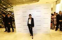 Di acara tersebut, Victoria tampil dengan setelan monokrom lewat blouse putih dibalut dengan blazer dan celana panjang hitam, dipadu dengan tas kulit hitam. REUTERS/Jason Lee.