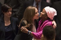 Angelina jolie terlihat memberikan pelukan untuk Zainab Bangura, perwakilan khusus PBB untuk kekerasan seksual dalam konflik. REUTERS/Lucas Jackson.