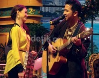 Arumi tersenyum melihat Emil menyanyi. Desi/detikHOT.
