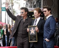 Johnny Depp dan Tom Cruise berpose bersama sang maestro berumur 67 tahun tersebut. REUTERS/Fred Prouser.
