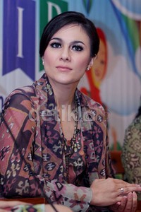 Ibu dua anak itu terlihat semakin cantik.